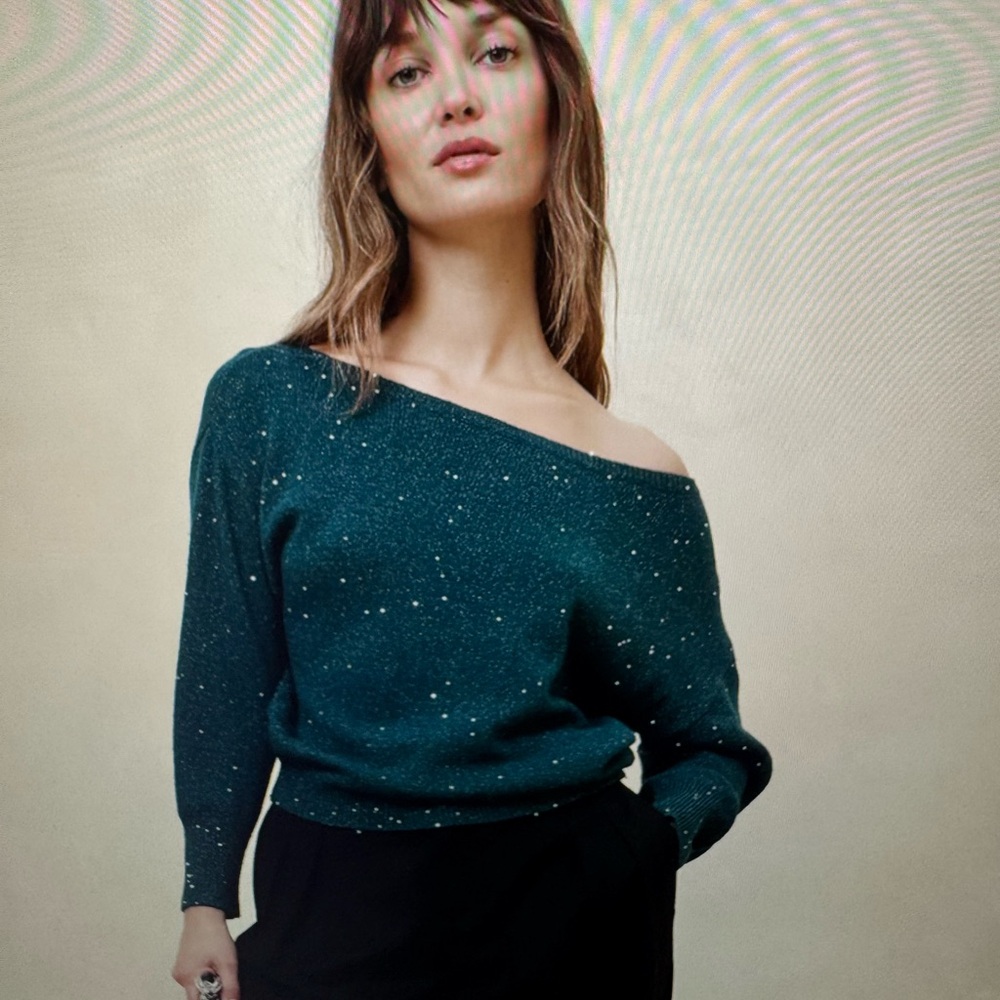 Off shoulder sweater
Worn once
non smoking house
Great condition, no flaws